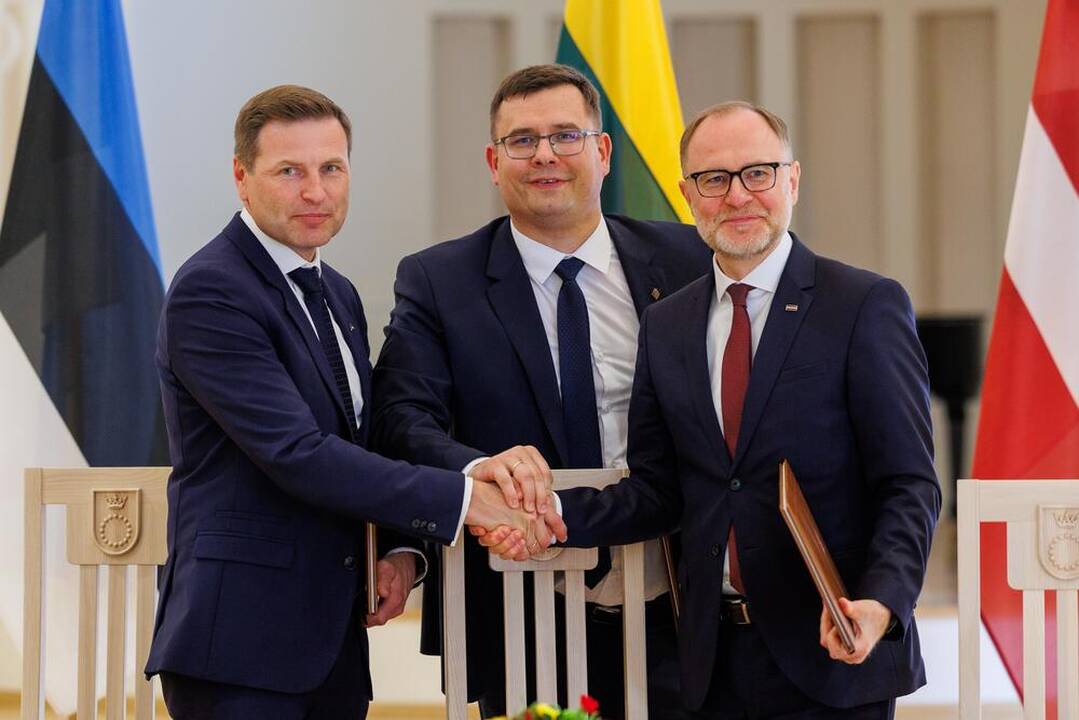 Komunikato pasirašymas.