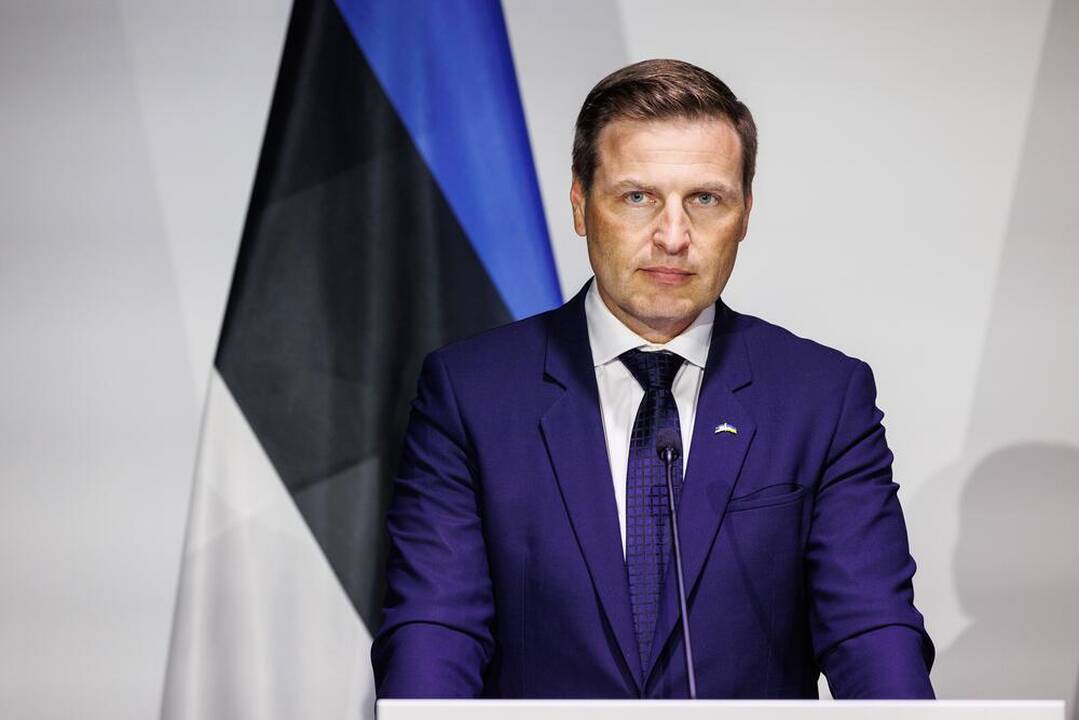 Komunikato pasirašymas.