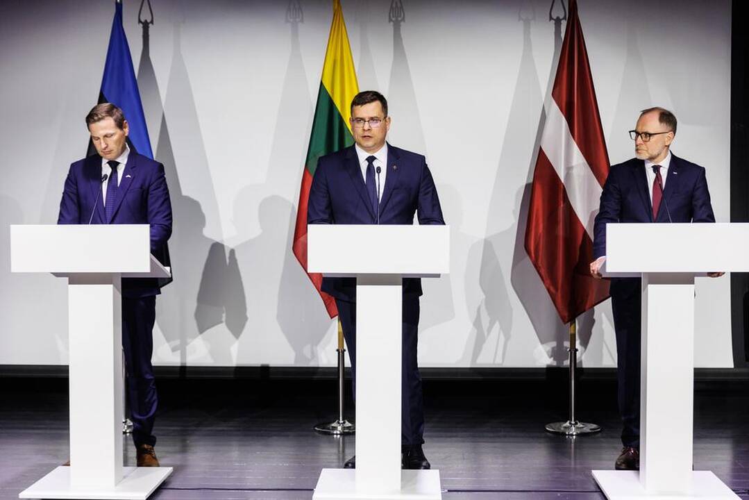 Komunikato pasirašymas.