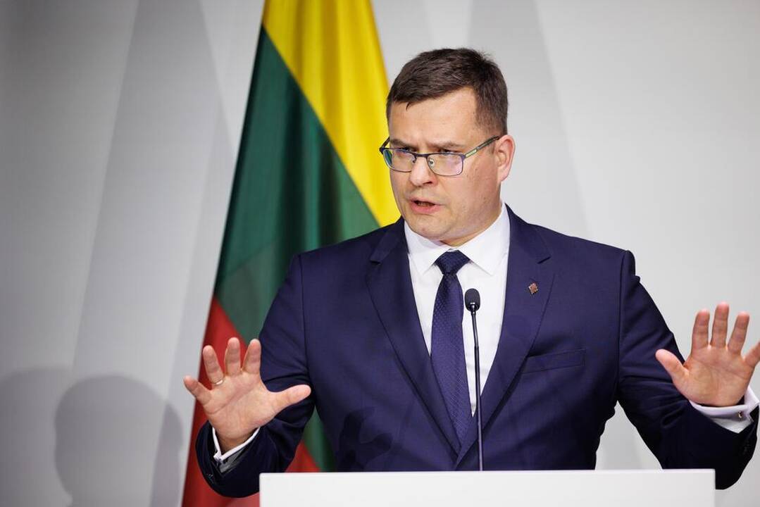 Komunikato pasirašymas.
