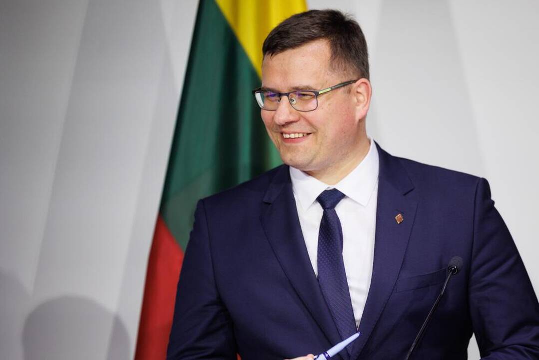 Komunikato pasirašymas.