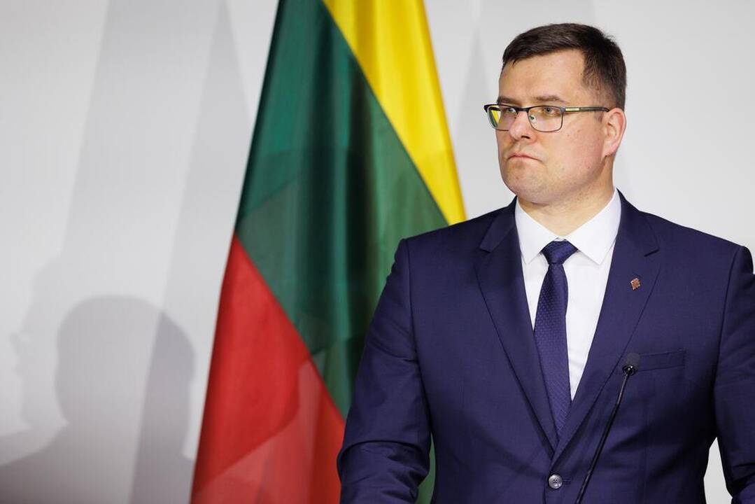 Komunikato pasirašymas.