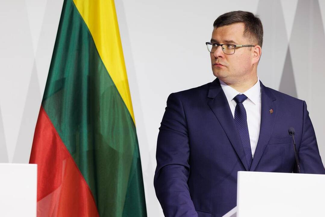 Komunikato pasirašymas.