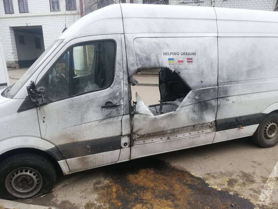 Rusijos karių apšaudytas „Inicjatywa Nehemiasz“ furgonas.