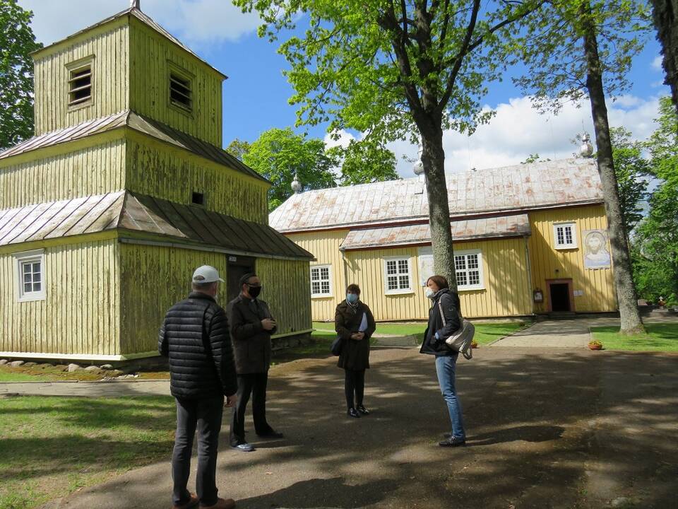 Situacija: pradėta medinė bažnyčia ir varpinė, kurių būklė paveldosaugininkams jau kurį laiką kėlė nerimą.
