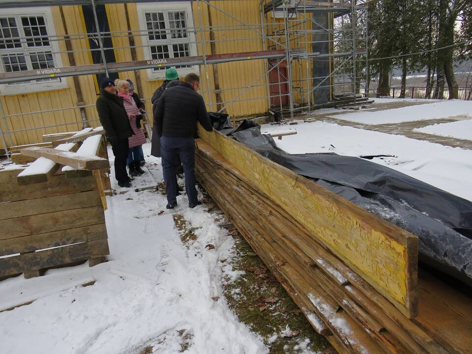 Situacija: pradėta medinė bažnyčia ir varpinė, kurių būklė paveldosaugininkams jau kurį laiką kėlė nerimą.