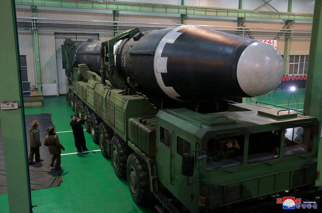 Kim Jong Unas prie branduolinio ginklo