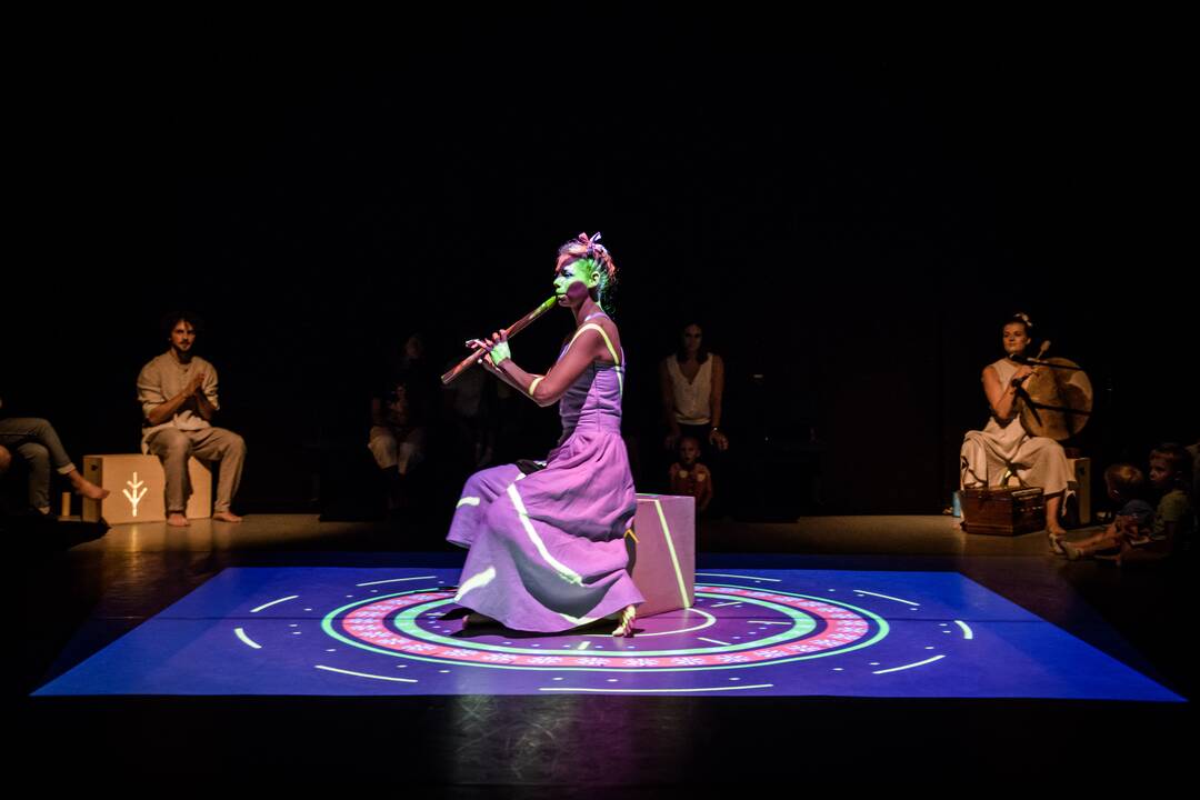 Įtraukia: „No Shoes“ teatro kūrėjai neapsiriboja tik spektaklių rodymu moksleiviams – R. Klezys drąsiai griauna žiūrovą ir aktorių skiriančią ribą.