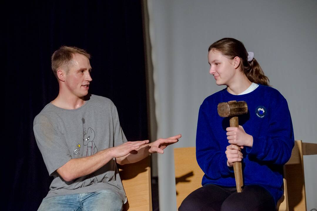 Įtraukia: „No Shoes“ teatro kūrėjai neapsiriboja tik spektaklių rodymu moksleiviams – R. Klezys drąsiai griauna žiūrovą ir aktorių skiriančią ribą.