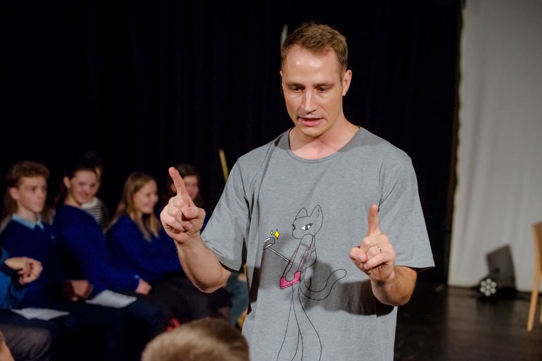 Įtraukia: „No Shoes“ teatro kūrėjai neapsiriboja tik spektaklių rodymu moksleiviams – R. Klezys drąsiai griauna žiūrovą ir aktorių skiriančią ribą.