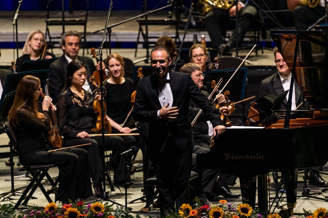 Karališka: V. Petrenkos vadovaujamas orkestras, maestro S. Trpčeskis ir Kauno valstybinis choras užpildė areną tobulai atliekama muzika.