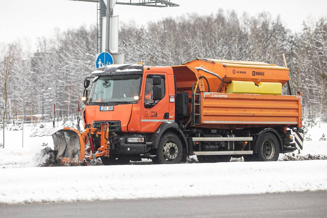 Kelininkai: eismo sąlygos dėl sniego ir plikledžio – sudėtingos