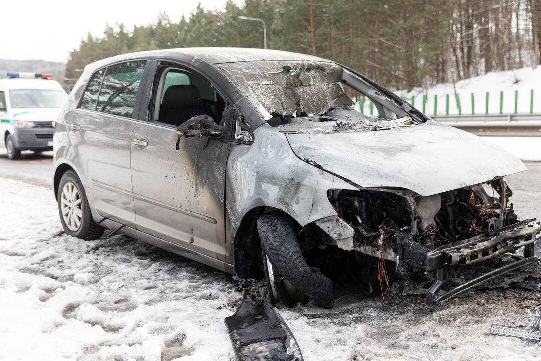 Vilniuje kelionės metu užsidegė automobilis