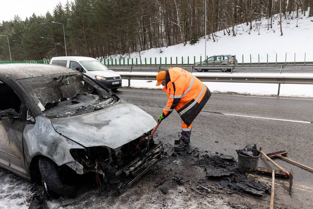 Vilniuje kelionės metu užsidegė automobilis