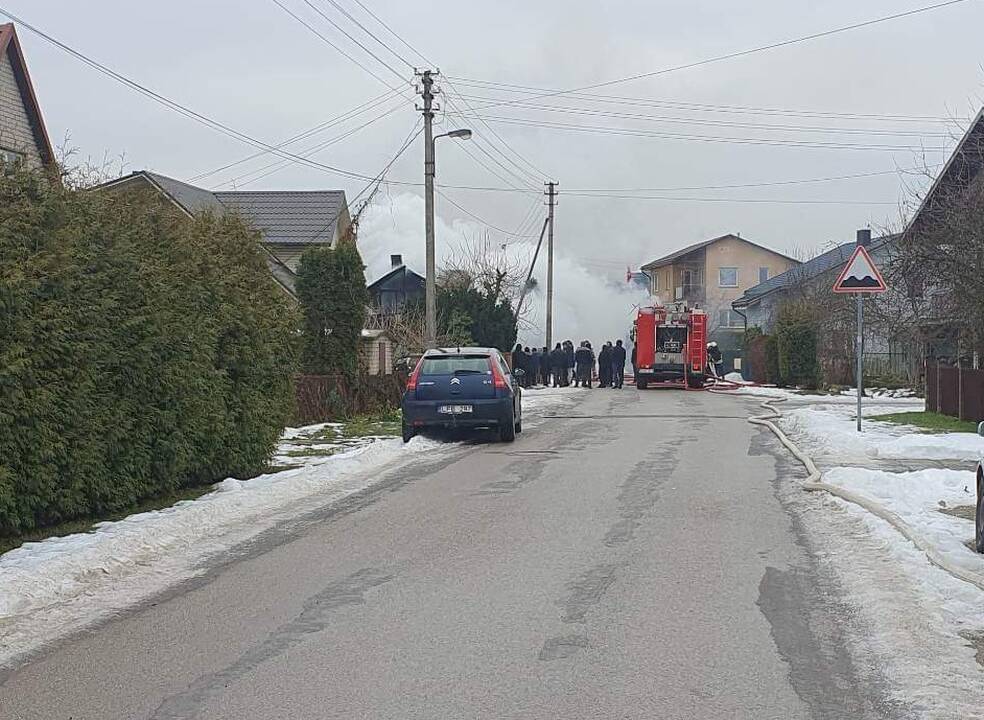 Gaisras Garliavoje: dega namas