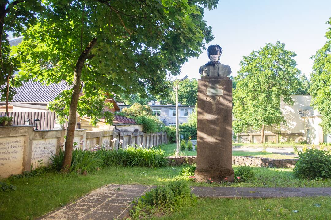 Prostestas prieš P. Cvirkos paminklą