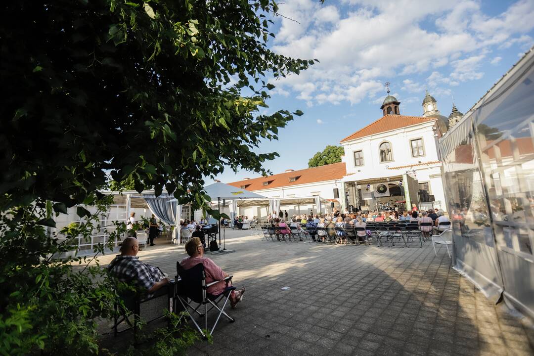 Pažaislio liepų alėjos vakaras su Inga Valinskiene