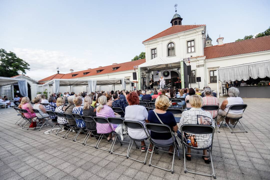 Pažaislio liepų alėjos vakaras su Inga Valinskiene