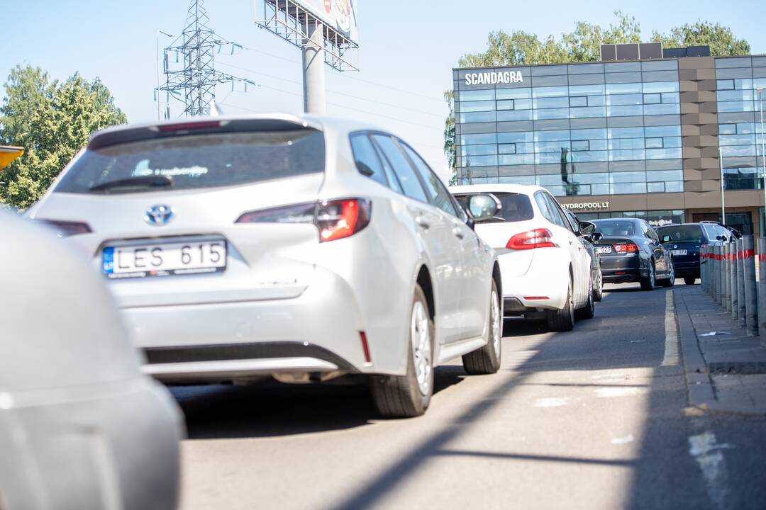 Pirkėjai apgulė Aleksote uždaromą „Maximą“