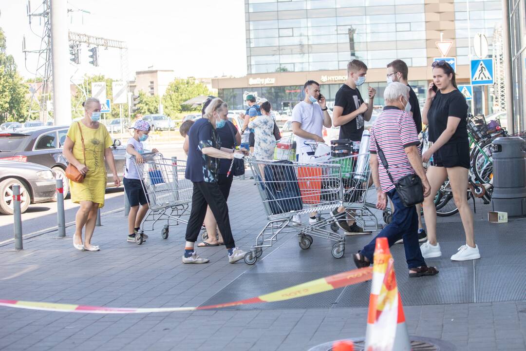 Pirkėjai apgulė Aleksote uždaromą „Maximą“