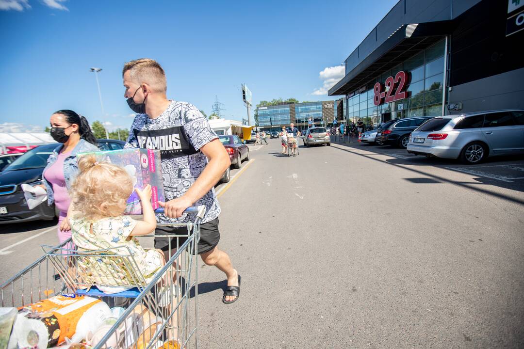 Pirkėjai apgulė Aleksote uždaromą „Maximą“