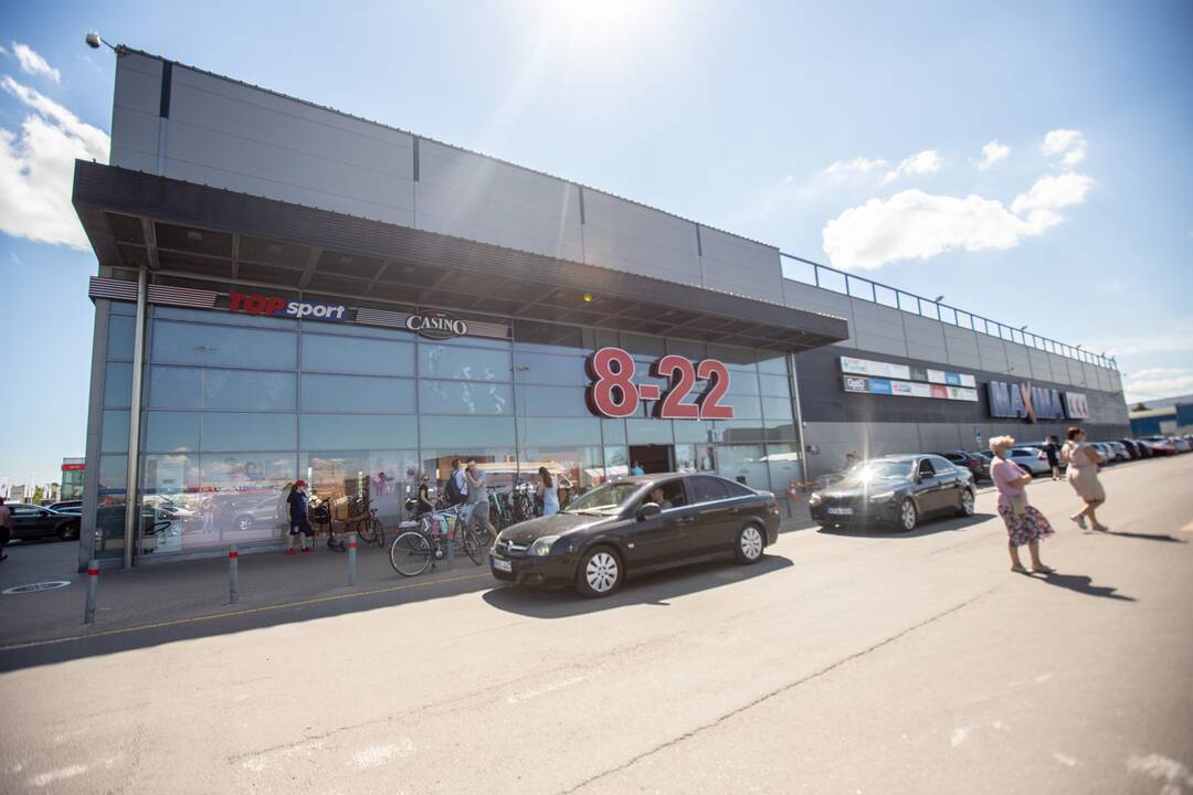 Pirkėjai apgulė Aleksote uždaromą „Maximą“