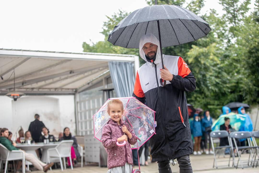 Pažaislio Liepų alėjos vakaras su „Biplan“ ir Karina Krysko