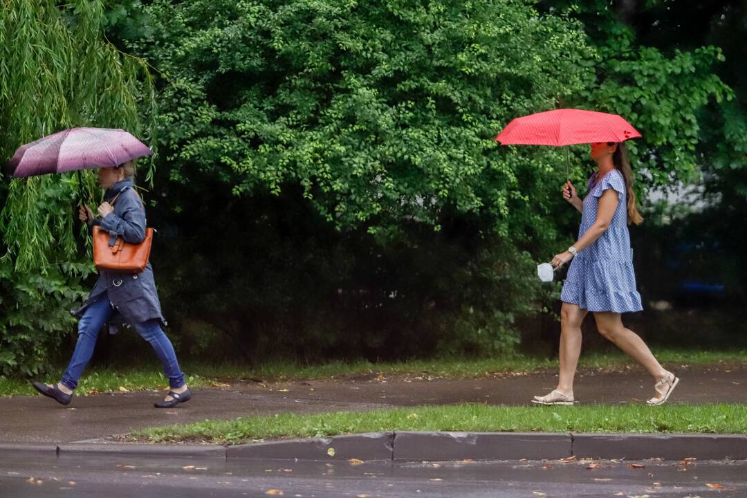 Vietomis Kauną skalavo smarkus lietus