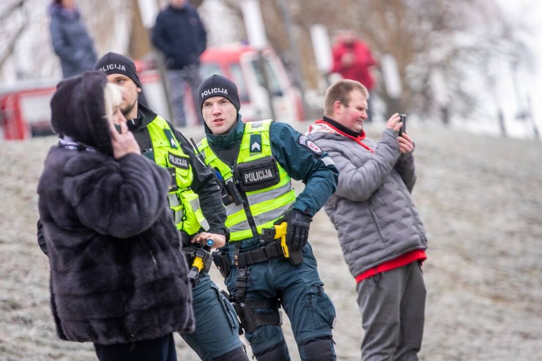 Garliavos parko upelyje aptiktas įšalusio nežinomo vyro kūnas