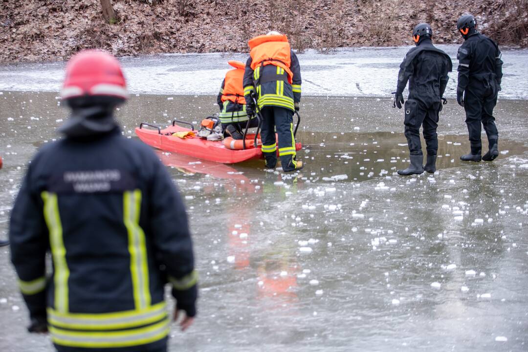 Garliavos parko upelyje aptiktas įšalusio nežinomo vyro kūnas