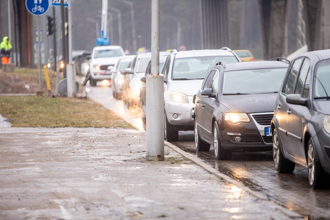Prie COVID-19 mobilaus punkto – vėl milžiniškos eilės
