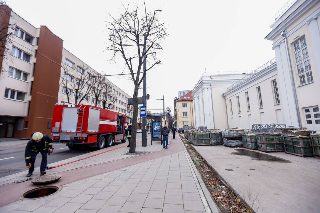 Gautas iškvietimas dėl degančio Kauno muzikinio teatro stogo