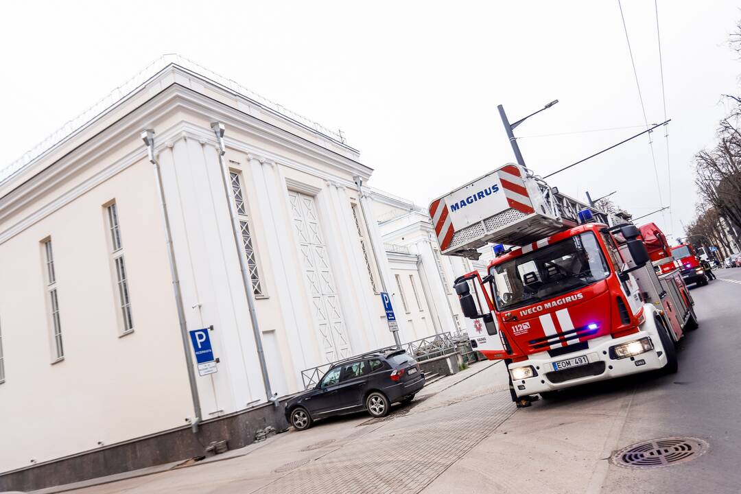 Gautas iškvietimas dėl degančio Kauno muzikinio teatro stogo