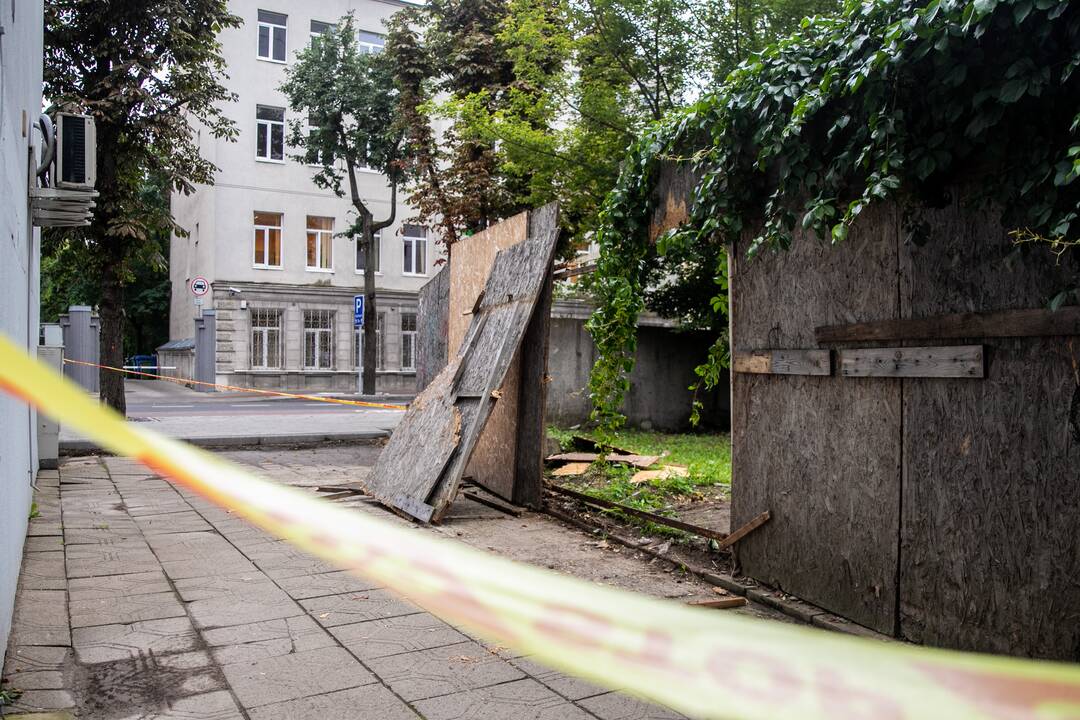 Kaune, nukritęs nuo apleisto pastato stogo, žuvo jaunuolis