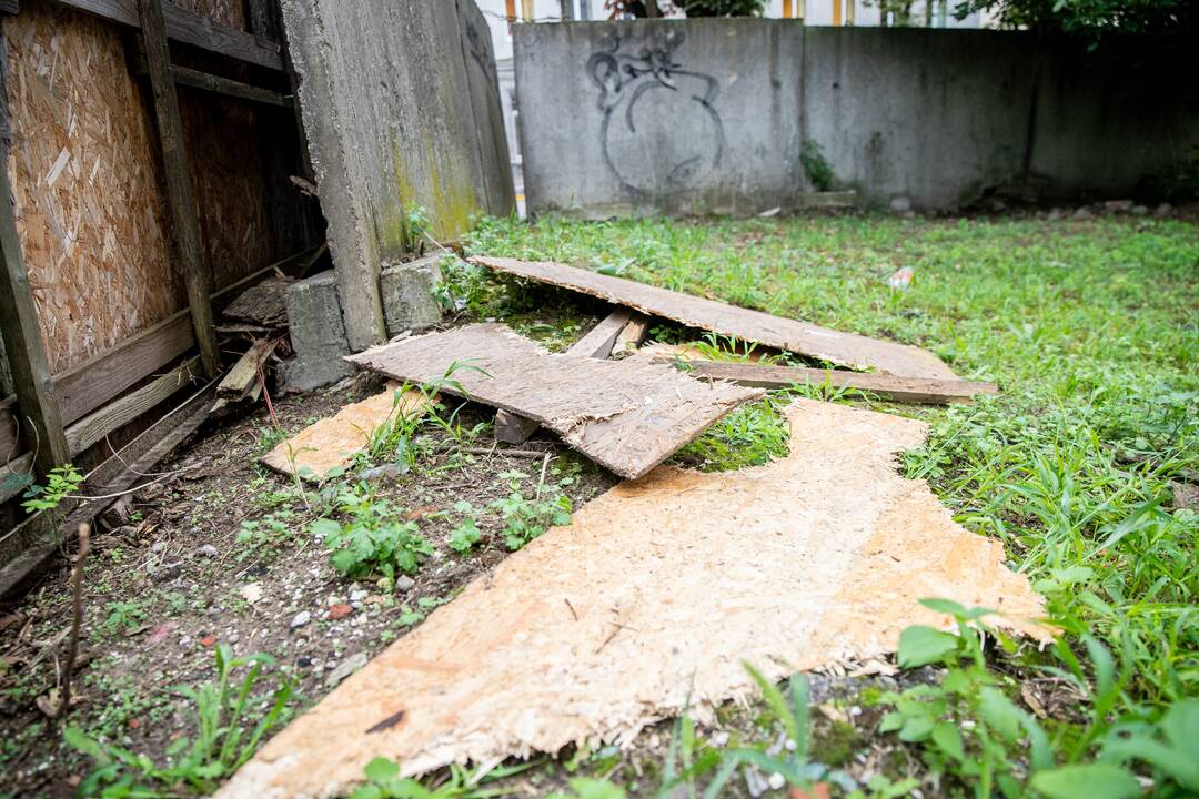 Kaune, nukritęs nuo apleisto pastato stogo, žuvo jaunuolis