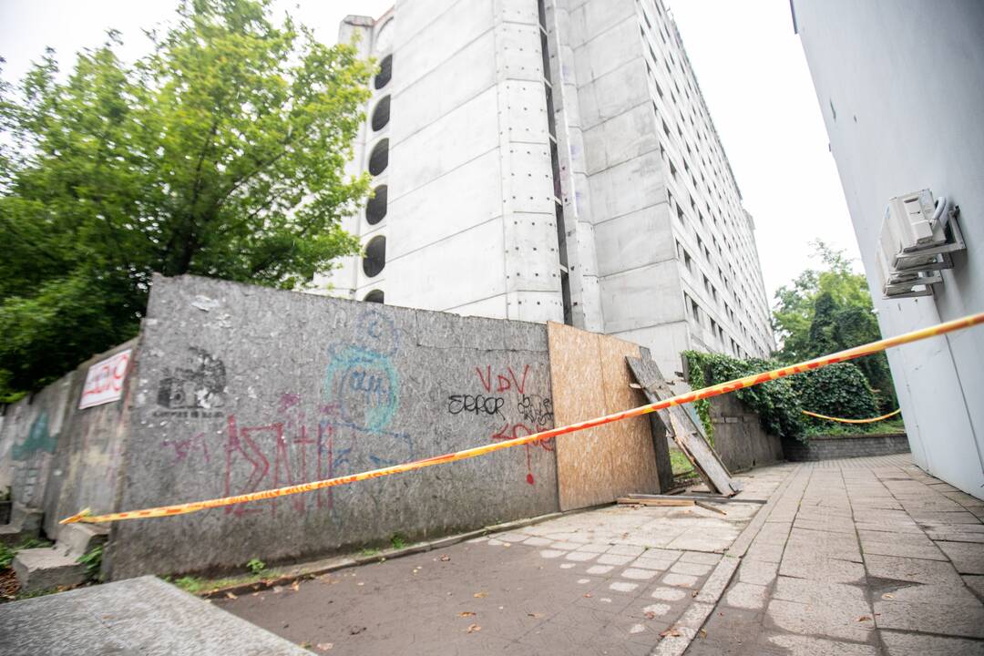 Kaune, nukritęs nuo apleisto pastato stogo, žuvo jaunuolis