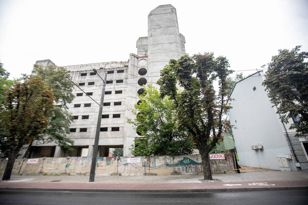 Kaune, nukritęs nuo apleisto pastato stogo, žuvo jaunuolis