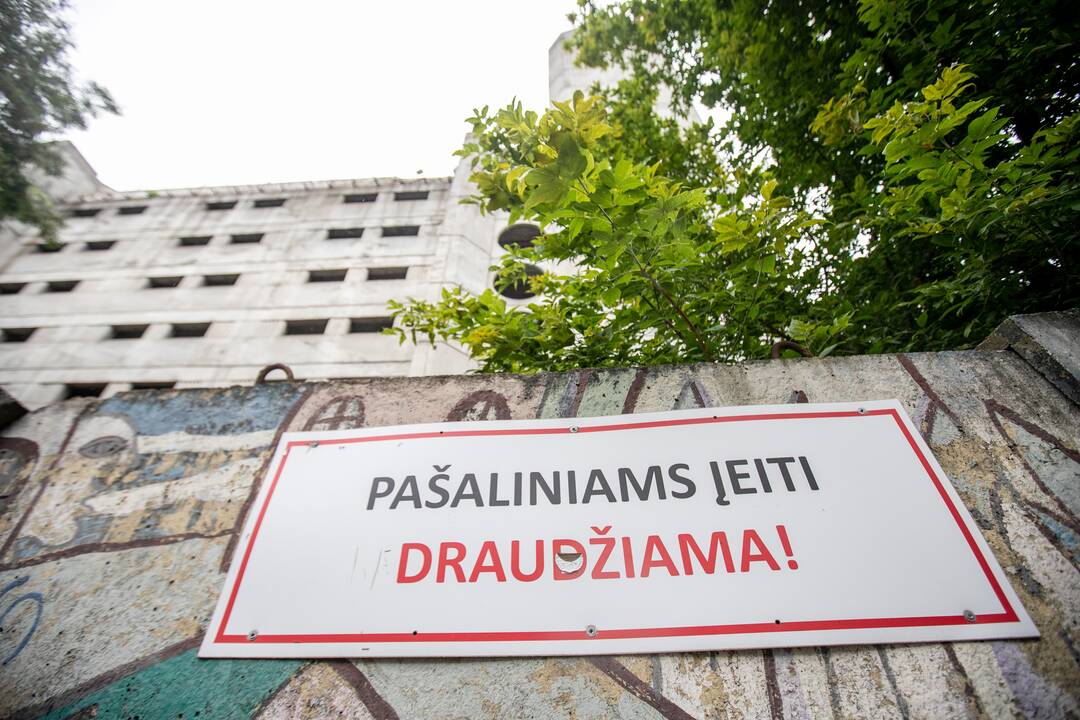 Kaune, nukritęs nuo apleisto pastato stogo, žuvo jaunuolis