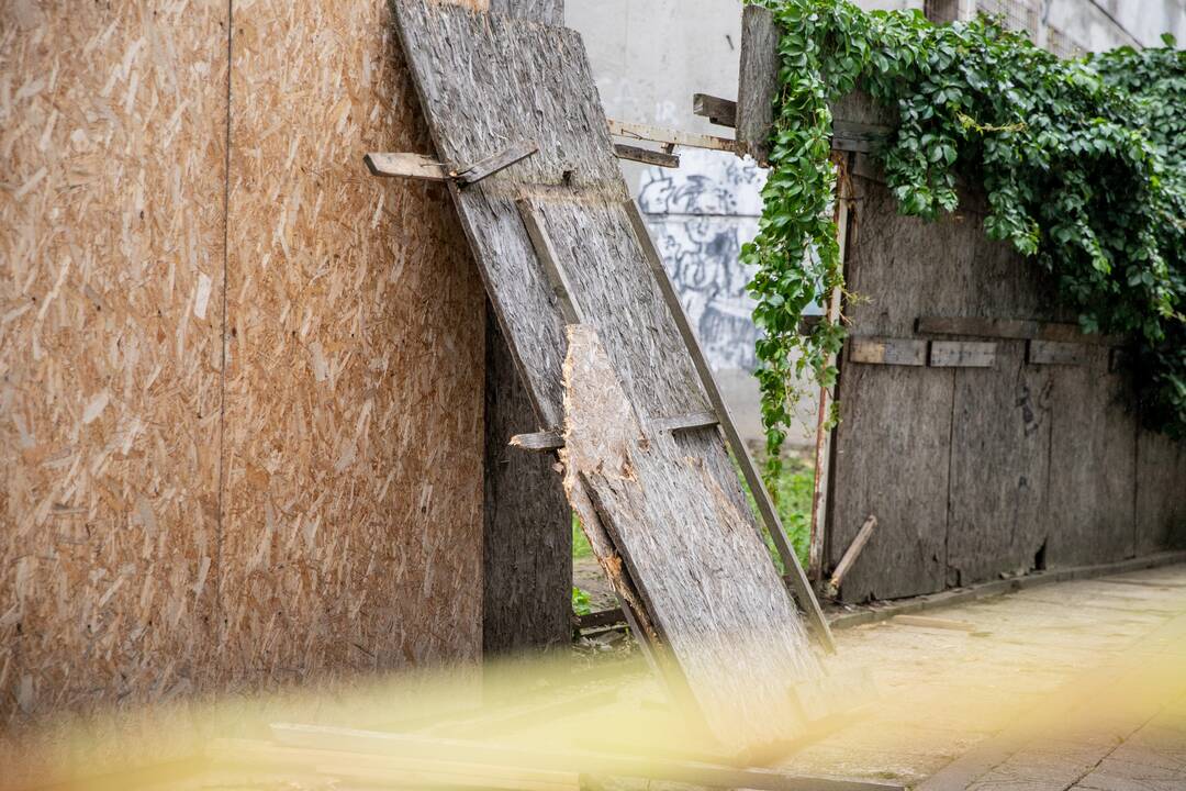 Kaune, nukritęs nuo apleisto pastato stogo, žuvo jaunuolis