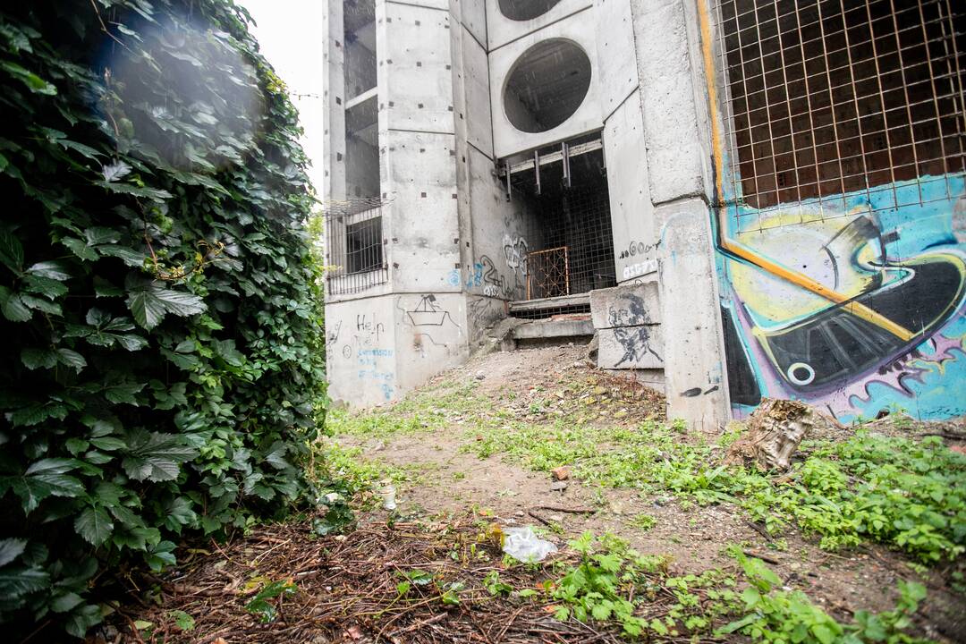 Kaune, nukritęs nuo apleisto pastato stogo, žuvo jaunuolis
