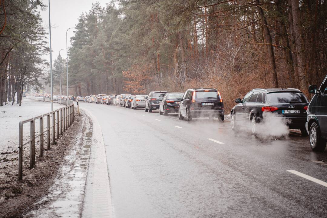 Eilės prie mobilaus testavimo punkto muša rekordus