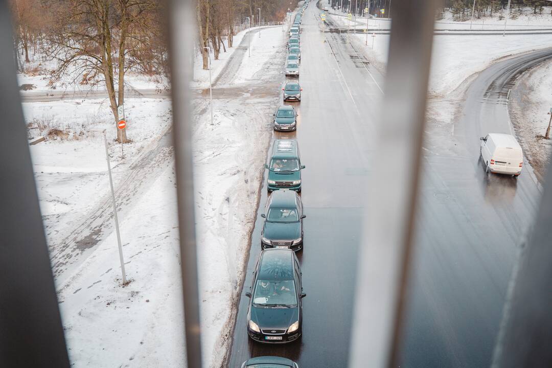 Eilės prie mobilaus testavimo punkto muša rekordus