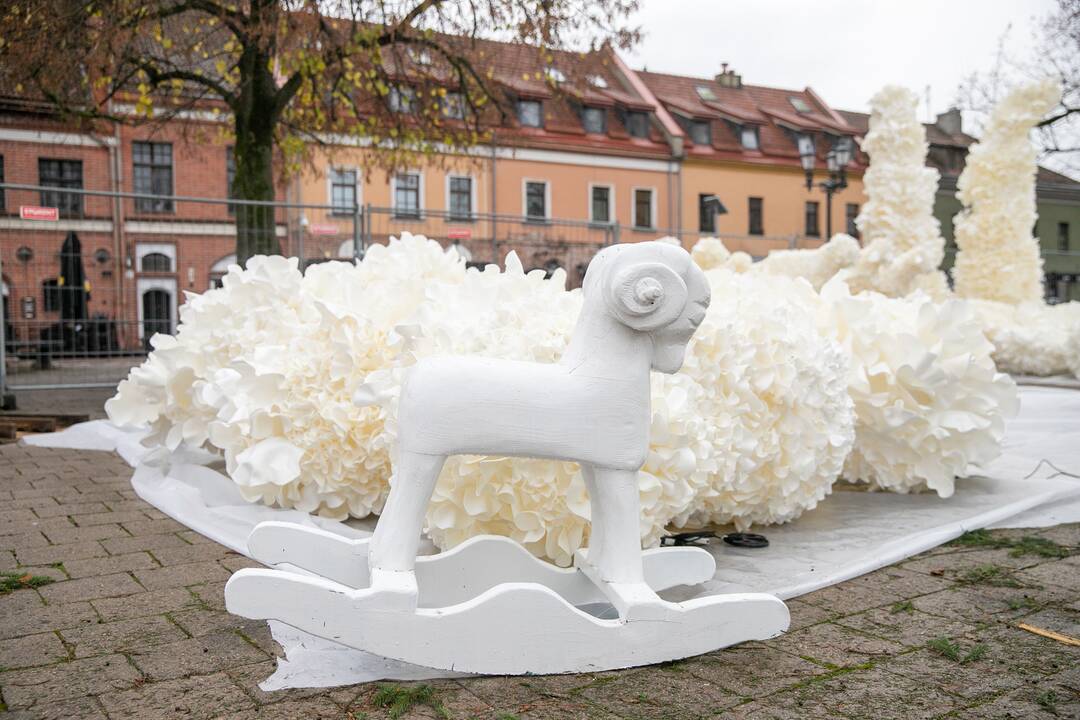 Rotušės aikštėje puošiama Kalėdų eglė
