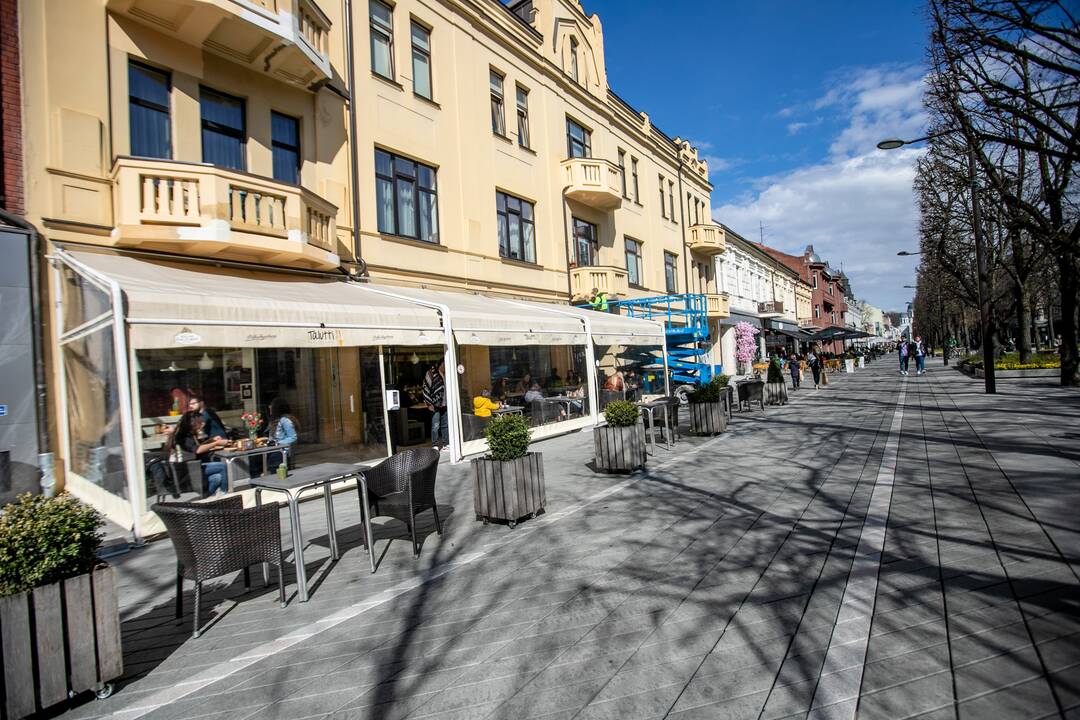 Kauniečių popietė atsivėrusiose lauko kavinėse