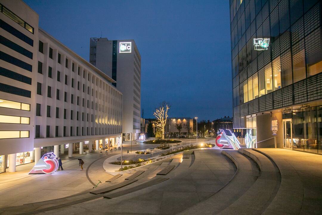 Vienybės aikštė pasipuošė A. Kišonaitės sniegenomis