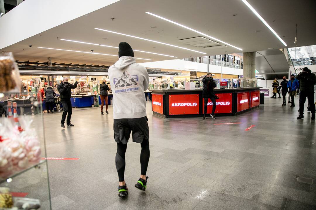 Kauno „Akropolyje“ – improvizuota sporto treniruotė