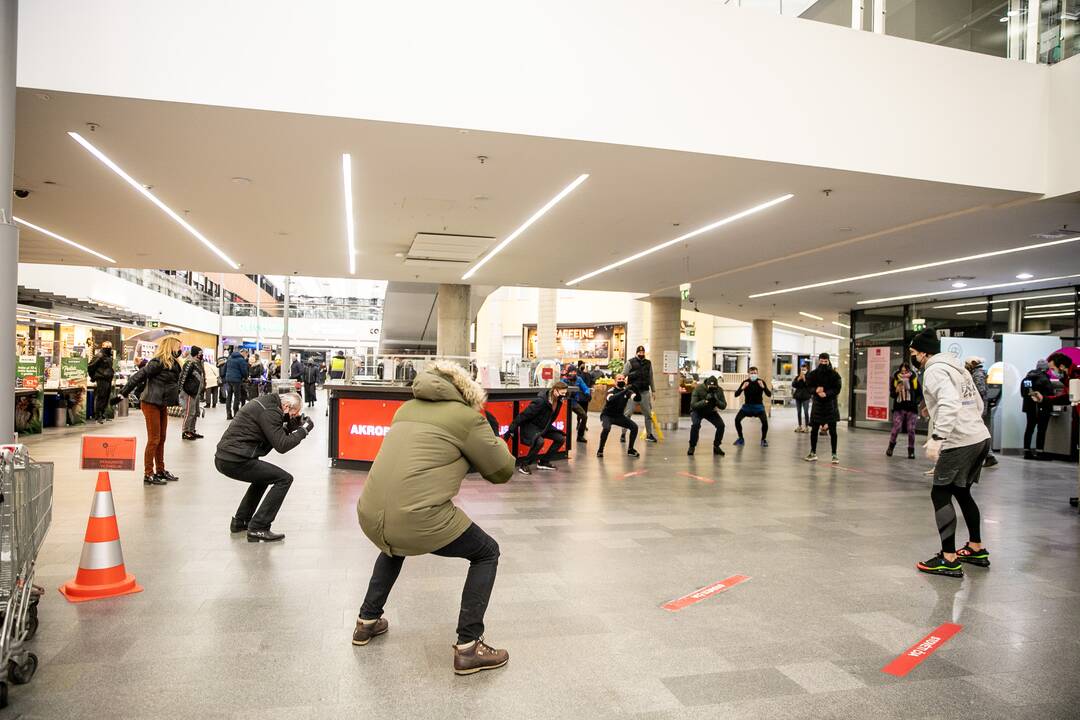 Kauno „Akropolyje“ – improvizuota sporto treniruotė
