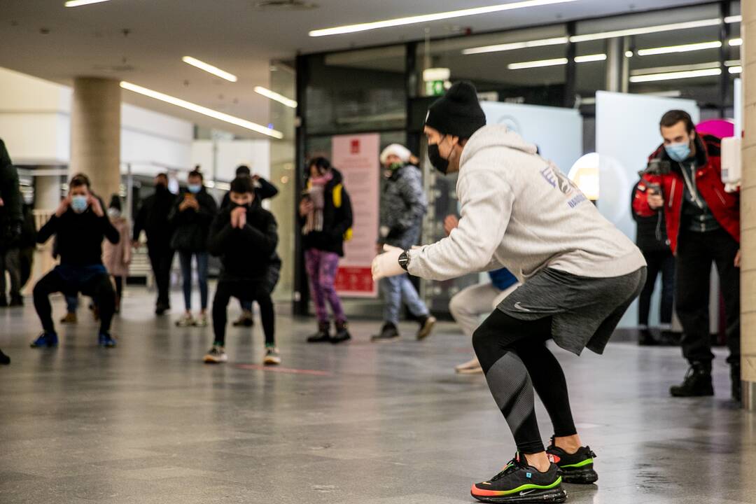 Kauno „Akropolyje“ – improvizuota sporto treniruotė