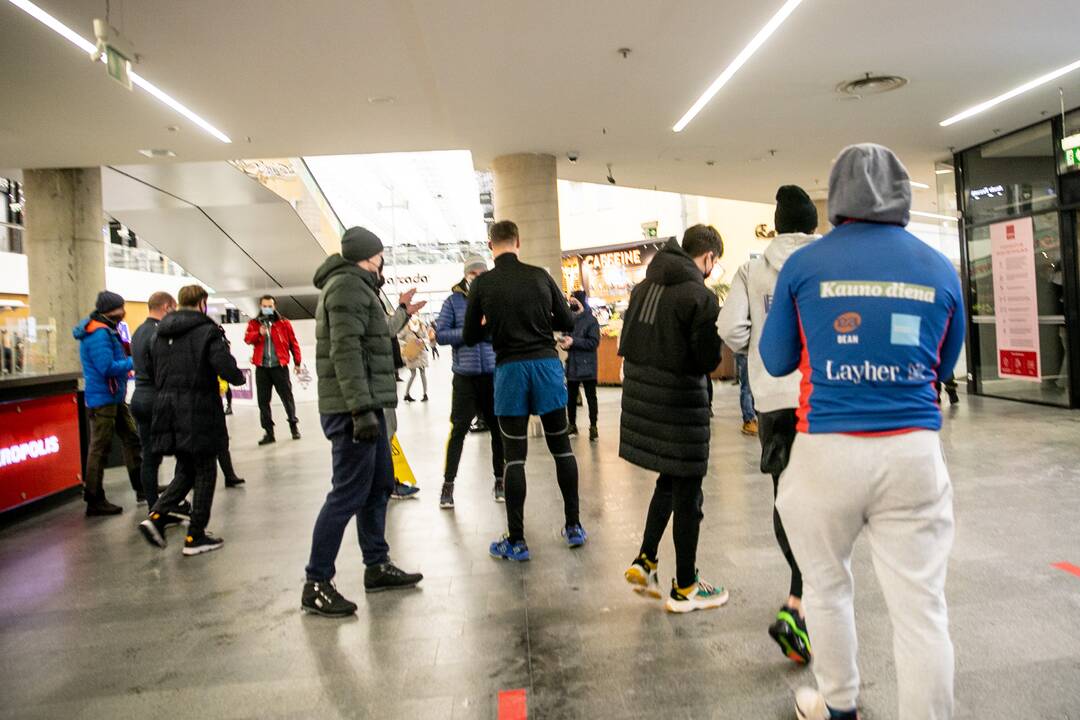 Kauno „Akropolyje“ – improvizuota sporto treniruotė