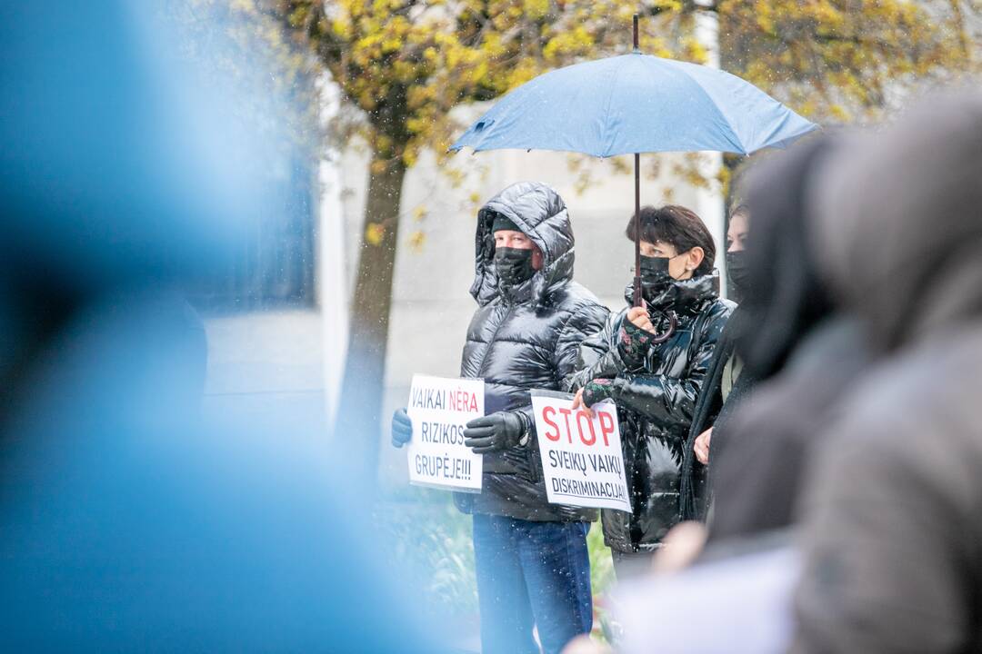 Tėvų protestas prieš vaikų testavimą